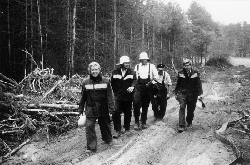 1975: Werner Meyer, Joachim Reimers, Gerd Ohlrogge, Claus Heitmann und Hermann Behnken kehren nach 12 Stunden Brandbekämpfung in der Heide zurück zum Sammelpunkt.