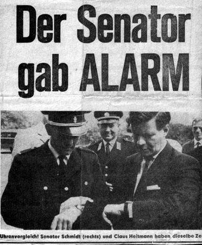 1964 gibt der damalige Hamburger Innensenator und spätere Bundeskanzler Helmut Schmidt Probealarm für die Curslacker Feuerwehr.
